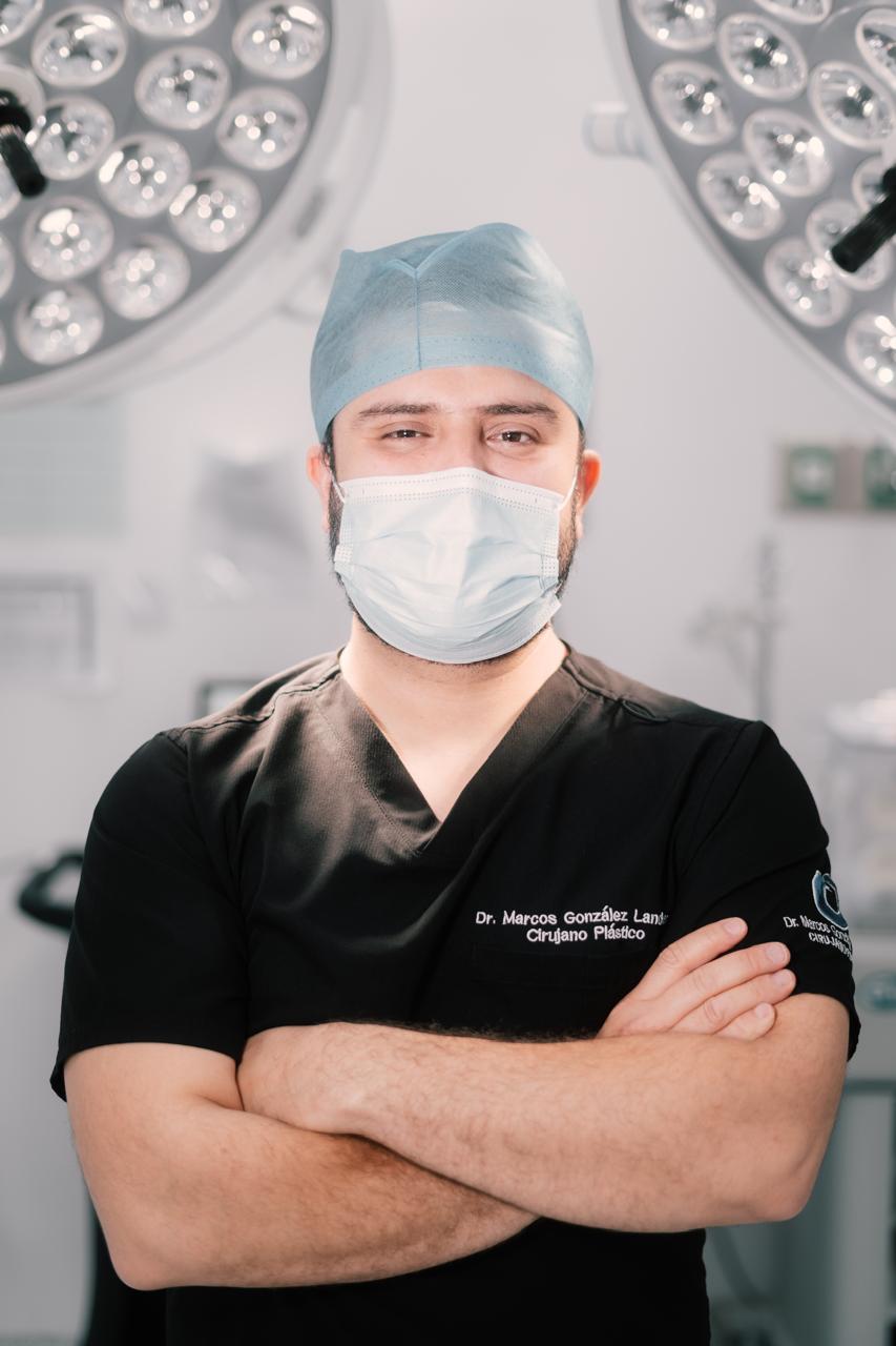 Dr. Marcos González Landeros en quirófano